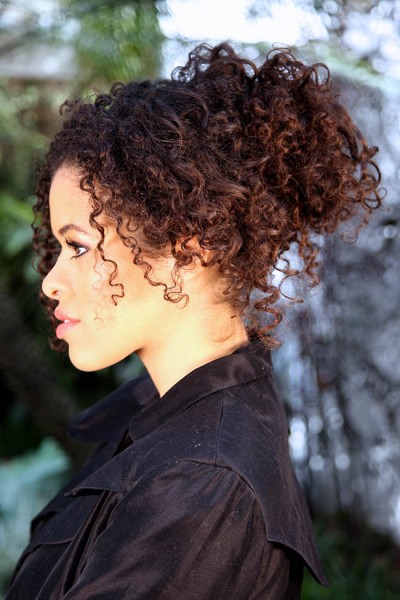 Coque-com-volume-para-cabelos-afros-400x600